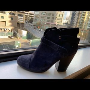 Mark Jacobs Blue velvet booties